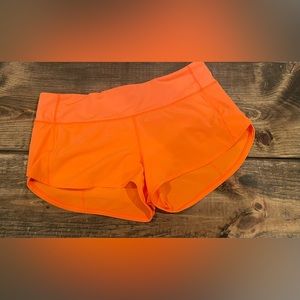 LULULEMON 2.5 in speed up shorts - Highlight orange
